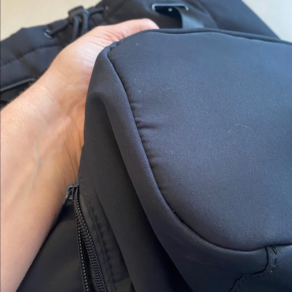 Beyond Yoga convertible gym bag backpack black pristine condition